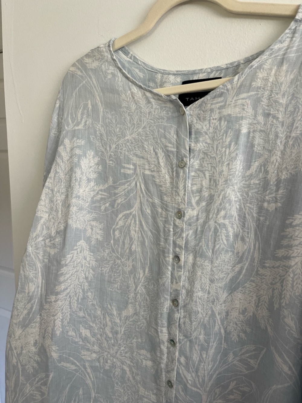 Tahari 2X Linen Pale Blue Floral Print Button-Down Roll-Tab Sleeve Tunic Top - Picture 5 of 7